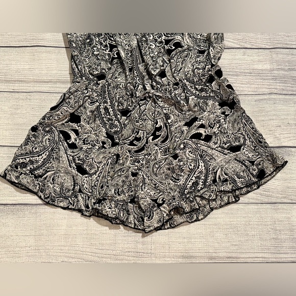 Elan Black & White Paisley Print Romper Size M NWT - Picture 4 of 9